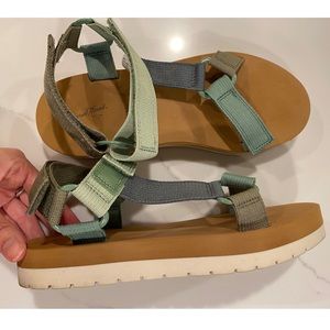 Universal thread platform blue sandals, size 8